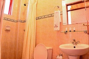Douche, douche à « effet pluie », articles de toilette gratuits