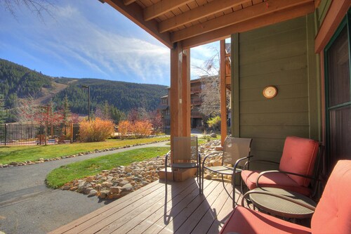Fantastic Updated Ground Floor Unit/Walk to the Slopes/Hot Tub Access