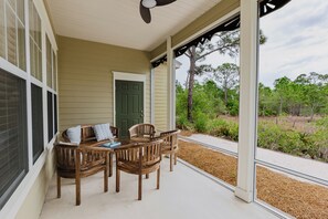 Outdoor dining - Sea Shell Cottage~ Charming 3 BR/ 2-1/2 BA cottage! (Gulf Shores)