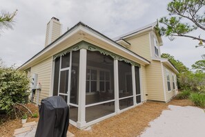 Exterior - Sea Shell Cottage~ Charming 3 BR/ 2-1/2 BA cottage! (Gulf Shores)