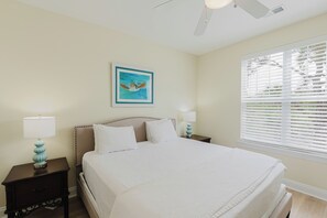 3 bedrooms, iron/ironing board, WiFi, bed sheets - Sea Shell Cottage~ Charming 3 BR/ 2-1/2 BA cottage! (Gulf Shores)