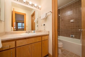 Combined shower/tub, hair dryer, towels - JHRL - Nez Perce C4, 1 mile from Grand Teton NP (Teton Village)