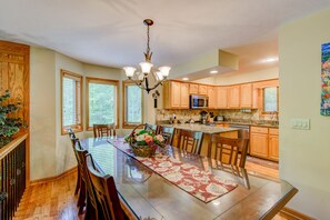 Dining - Chetola:Berkshires 3 - 3BR with 2 sleeper sofas-Walk To Blowing Rock (Blowing Rock)