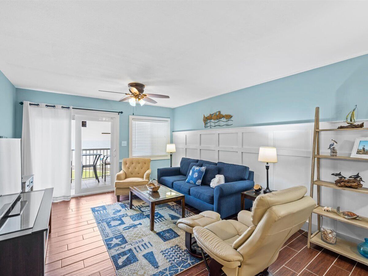 Een flatscreentelevisie, een dvd-speler en een filmbibliotheek