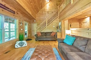 Living area - The Watchtower - private retreat, game room, fire pit, pets (Banner Elk)