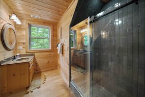 Shower, towels - The Watchtower - hot tub, game room, private retreat, fire pit, pet friendly (Banner Elk)