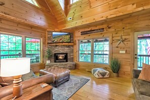 Living area - The Watchtower - private retreat, game room, fire pit, pets (Banner Elk)