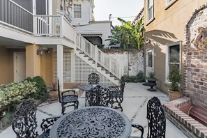 Outdoor dining - The Wedding Cake Main & Garden Suites (Savannah)