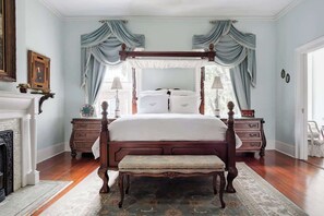 7 bedrooms, iron/ironing board, free WiFi, bed sheets - The Wedding Cake Main & Garden Suites (Savannah)