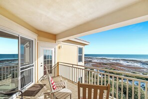 Un balcon avec vue sur l’océan et la plage.