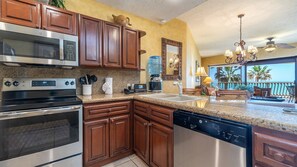 Een koelkast, een magnetron, een oven, een kookplaat