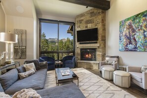 Smart TV, chimenea, videoteca y estéreo 