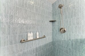 Combined shower/tub, hair dryer, towels
