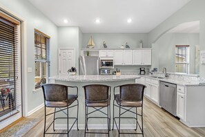 Kjøleskap, mikrobølgeovn, ovn og kokeplater