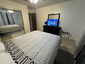 2 間睡房、房內夾萬、熨斗/熨衫板、可攜式嬰兒床