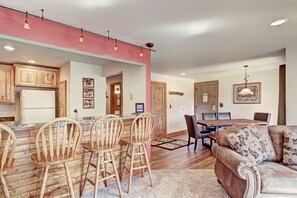 Interior - Centrally Located/Gorgeous Views/Hot Tub Access (Dillon)