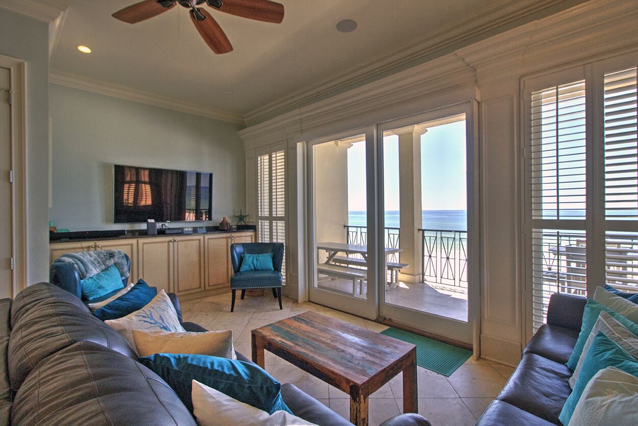 智能电视、DVD 播放器、书、立体声音响