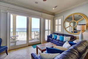 Smart-tv, dvd-afspiller, bøger, stereoanlæg