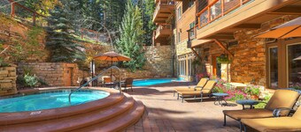 Luxury Ski in Ski out/Pool and Hot Tub Access/Largest 1-bedroom
