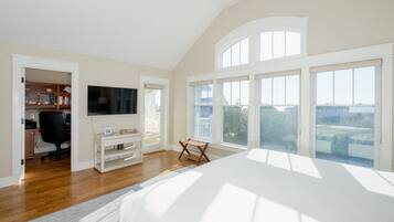 4 bedrooms, desk, iron/ironing board, free WiFi