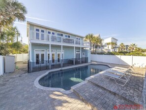 Lämmitetty uima-allas