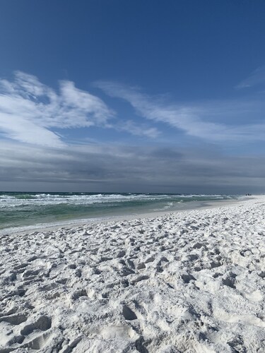 Relaxing beach retreat steps away to beach, pools, hot tub tennis/pickleball!