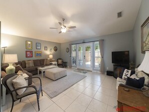 Fernseher, DVD-Player, Stereoanlage