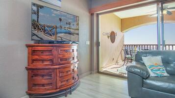 Smart TV, DVD player, books, stereo