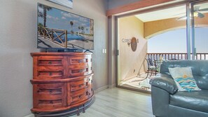 Smart TV, DVD player, livros, aparelho de som