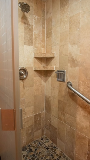 Ensemble douche/baignoire, sĂšche-cheveux, serviettes fournies