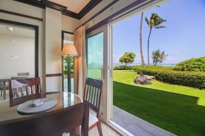 Dining - A102 Oceanfront Luxury - Sleeps 6, AC, Pool, Hot Tub, Water Slide & Lazy River! (Kapaa)