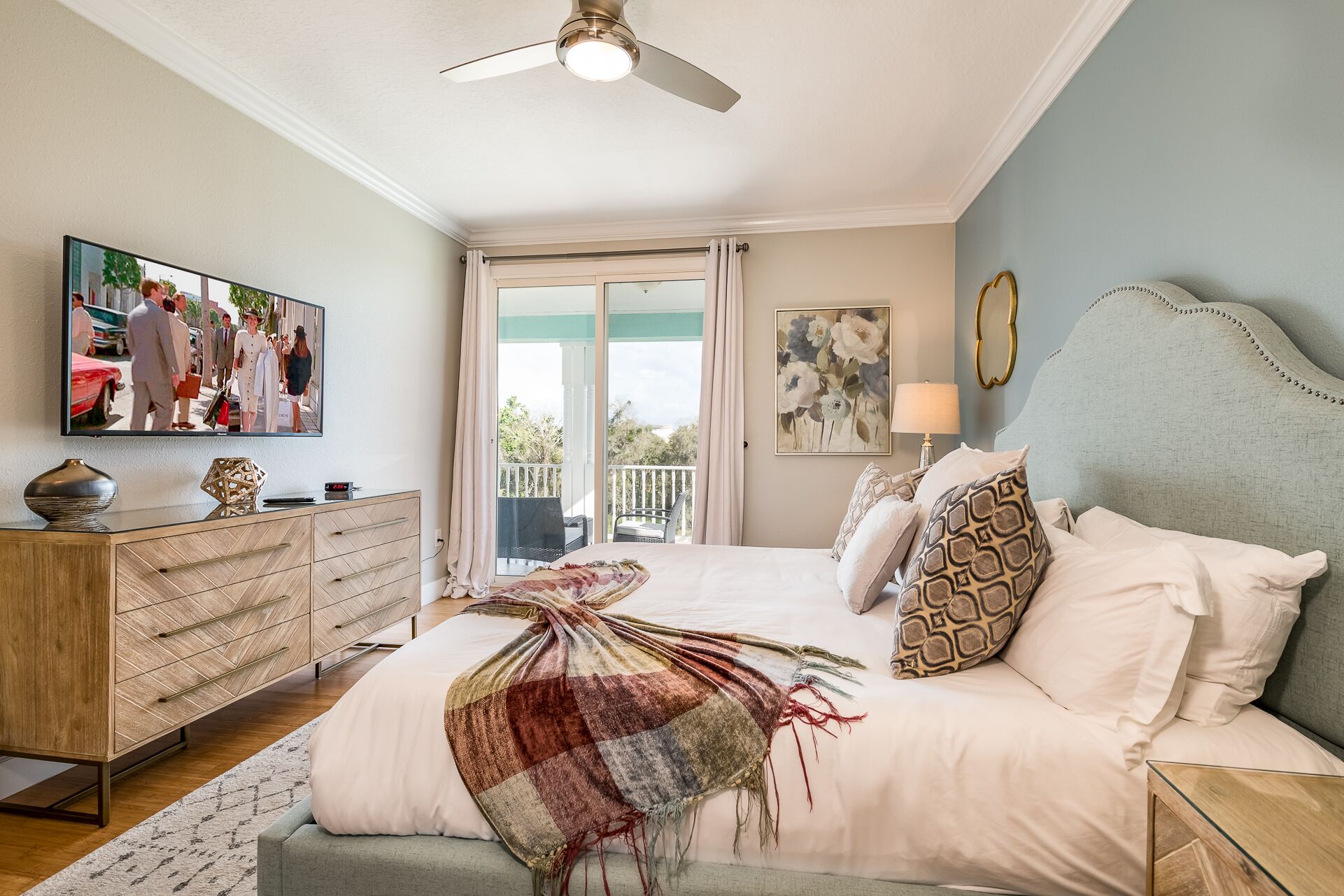 6 bedrooms, desk, iron/ironing board, travel crib