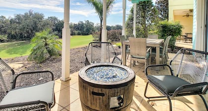 Hogar de lujo y diversión con sala para niños con tobogán, piscina, jacuzzi, teatro, sala de juegos y más