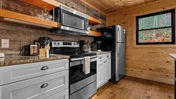 Een koelkast, een microgolfoven, een oven, een kookplaat