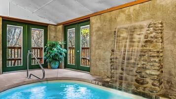 Een binnenzwembad en een verwarmd zwembad