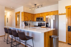 Fridge, microwave, oven, stovetop - Walking Distance to Lifts/Hot Tub Access/Stunning Slope Views (Keystone)