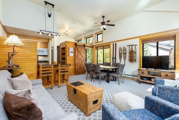 Flat-screen TV, fireplace, DVD player