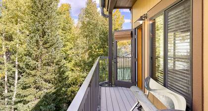 Huge Slopeside Penthouse/3 Minute Walk to Lifts/Hot Tub Access