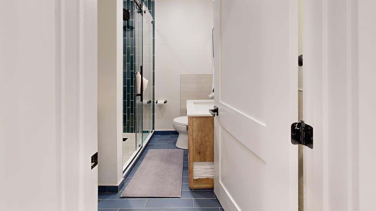 Combined shower/bathtub, hair dryer, towels