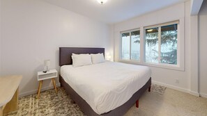 2 bedrooms, iron/ironing board, free WiFi, bed sheets