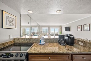 Jääkaappi, mikroaaltouuni, uuni, liesi