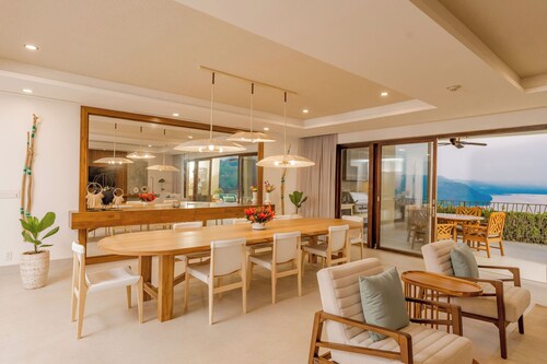 Meet lush tropical rainforests and Peninsula's Papagayo bay view!