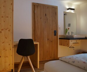 7 bedrooms, travel cot, WiFi, bed sheets