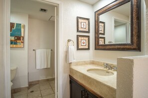 Combined shower/tub, hair dryer, towels