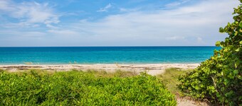 Steps to Beach. Hidden Gem. Boutique Bungalow Chic.