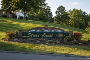 En skylt för Starr Crest Resort, med ett vackert anlagt område framför.