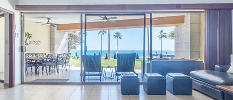 Télévision à écran plat, lecteur de DVD, livres