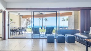 Televisión de pantalla plana, reproductor de DVD y libros 