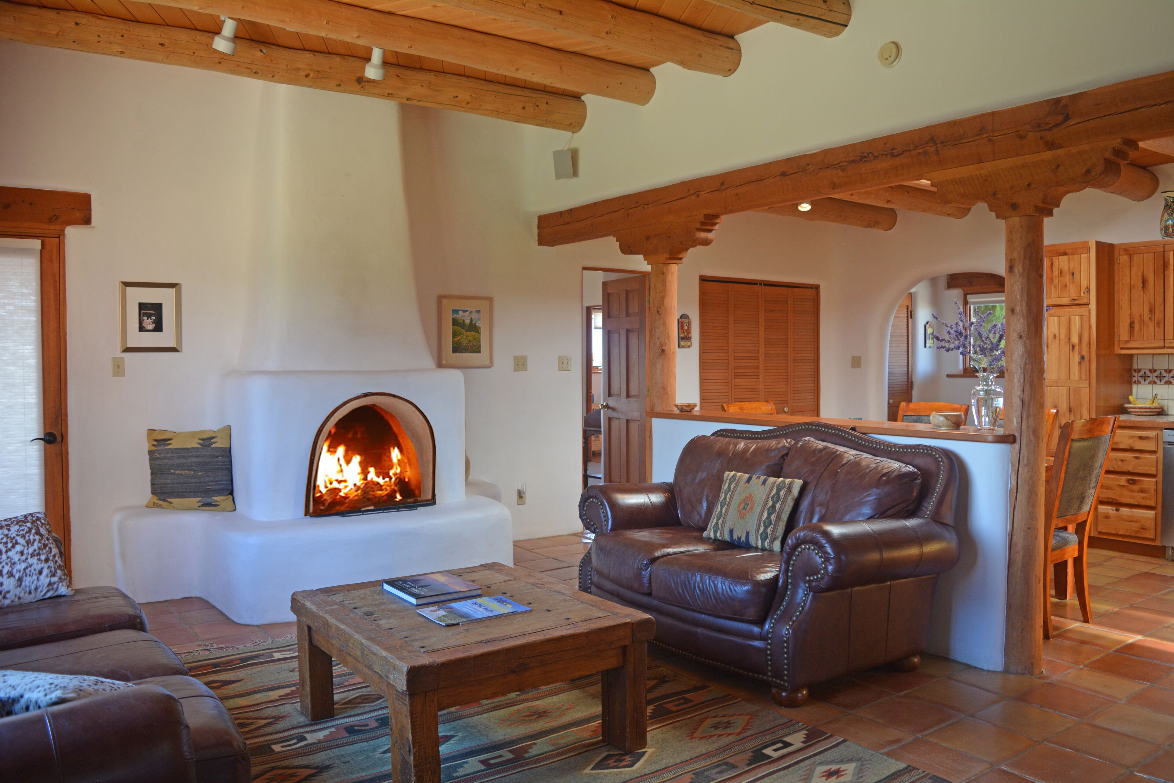 Televisión, chimenea y reproductor de DVD 