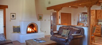 House of the Turquoise Gate 360 Degree Views with Enclosed Yard